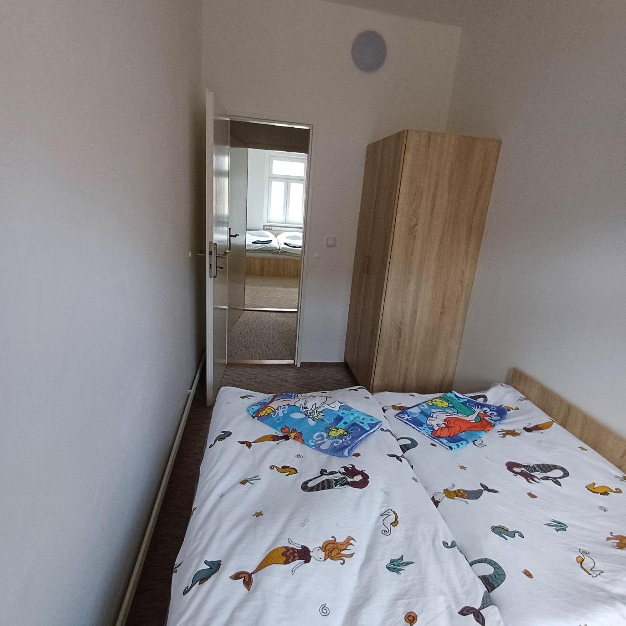 Ap 5 Alice Near Springs - 4 Rooms 卡罗维发利 外观 照片